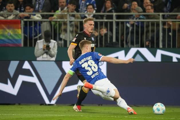Darmstadt, Deutschland 07. März 2025: 2. Liga - 2024 2025 - SV Darmstadt 98 vs. Karlsruher SC Im Bild: v. li. im Zweikampf Mikkel Kaufmann (Karlsruher SC, 14), Clemens Riedel (Darmstadt, 38), DFL regulations prohibit any use of photographs as image sequences and or quasi-video Merck-Stadion am Böllenfalltor Hessen