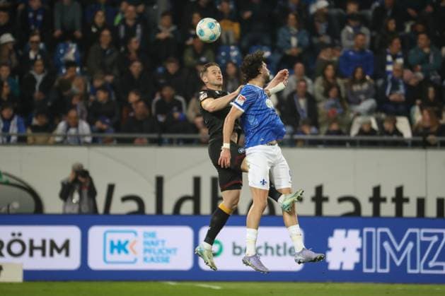 Darmstadt, Deutschland 07. März 2025: 2. Liga - 2024 2025 - SV Darmstadt 98 vs. Karlsruher SC Im Bild: v. li. im Zweikampf Christoph Kobald (Karlsruher SC, 22), Fraser Hornby (Darmstadt, 9), DFL regulations prohibit any use of photographs as image sequences and or quasi-video Merck-Stadion am Böllenfalltor Hessen