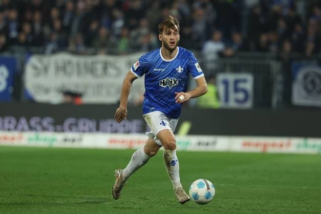 2025.03.07 xJFx 2.Bundesliga SV Darmstadt 98 - Karlsruher SC v.l., Kilian Julian Corredor (SV Darmstadt 98) am Ball, Freisteller, Einzelbild, Ganzkörper, Aktion, Action, Spielszene (DFL DFB REGULATIONS PROHIBIT ANY USE OF PHOTOGRAPHS as IMAGE SEQUENCES and or QUASI-VIDEO)
