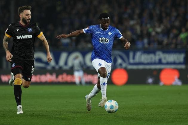 2025.03.07 xJFx 2.Bundesliga SV Darmstadt 98 - Karlsruher SC v.l., Fabian Schleusener (Karlsruher SC), Matondo-Merveille Papela (SV Darmstadt 98), in aktion, in action, (DFL DFB REGULATIONS PROHIBIT ANY USE OF PHOTOGRAPHS as IMAGE SEQUENCES and or QUASI-VIDEO)