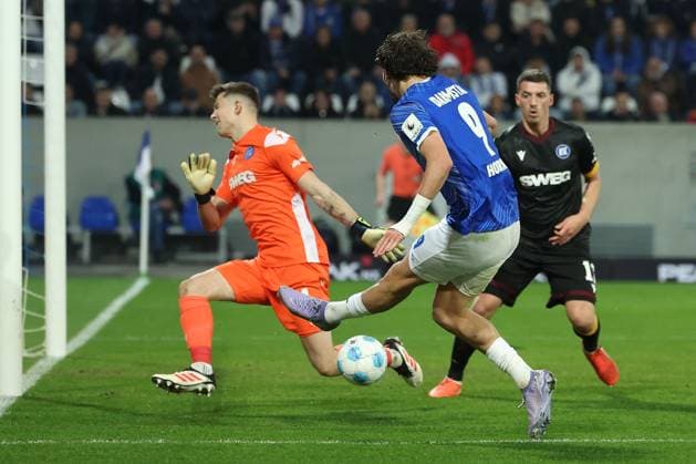 2025.03.07 xJFx 2.Bundesliga SV Darmstadt 98 - Karlsruher SC v.l., Fraser Hornby (SV Darmstadt 98) scheitert an Torwart Max Weiß (Karlsruher SC) (DFL DFB REGULATIONS PROHIBIT ANY USE OF PHOTOGRAPHS as IMAGE SEQUENCES and or QUASI-VIDEO)