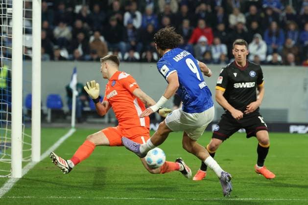 2025.03.07 xJFx 2.Bundesliga SV Darmstadt 98 - Karlsruher SC v.l., Fraser Hornby (SV Darmstadt 98) scheitert an Torwart Max Weiß (Karlsruher SC) (DFL DFB REGULATIONS PROHIBIT ANY USE OF PHOTOGRAPHS as IMAGE SEQUENCES and or QUASI-VIDEO)