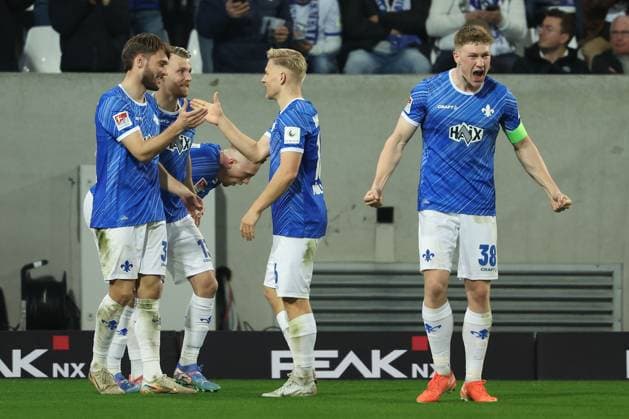 2025.03.07 xJFx 2.Bundesliga SV Darmstadt 98 - Karlsruher SC v.l., Kilian Julian Corredor (SV Darmstadt 98), Marco Thiede (SV Darmstadt 98), Isac Alexi Sivert Lidberg (SV Darmstadt 98), Andreas Müller (SV Darmstadt 98), Clemens Riedel (SV Darmstadt 98), Torjubel, Goal celebration, celebrate the goal (DFL DFB REGULATIONS PROHIBIT ANY USE OF PHOTOGRAPHS as IMAGE SEQUENCES and or QUASI-VIDEO)