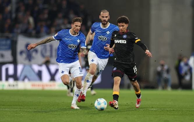 07.03.2025, xdcx, Fussball 2. Bundesliga, SV Darmstadt 98 - Karlsruher SC, emonline, emspor, despor, v.l., Tobias Kempe (SV Darmstadt 98), Aleksandar Vukotic (SV Darmstadt 98), Louey Ben Farhat (Karlsruher SC) DFL DFB REGULATIONS PROHIBIT ANY USE OF PHOTOGRAPHS AS IMAGE SEQUENCES AND OR QUASI-VIDEO.