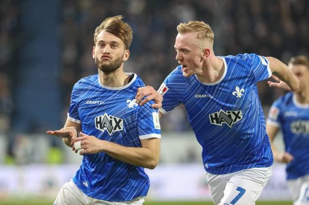 Darmstadt, Deutschland 07. März 2025: 2. Liga - 2024 2025 - SV Darmstadt 98 vs. Karlsruher SC Im Bild: v.li. Torschütze Killian Corredor (Darmstadt, 34), jubelt nach seinem Tor zum 2:0 in der 73. Spielminute mit Isac Lidberg (Darmstadt, 7), Torjubel, DFL regulations prohibit any use of photographs as image sequences and or quasi-video Merck-Stadion am Böllenfalltor Hessen