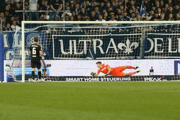 07.03.2025, xrekx, Fussball 2.Bundesliga, SV Darmstadt 98 - Karlsruher SC v.l. Torschuss zum 3:0 durch Matondo Papela (SV Darmstadt 98) Max Weiß (Karlsruher SC) (DFL DFB REGULATIONS PROHIBIT ANY USE OF PHOTOGRAPHS as IMAGE SEQUENCES and or QUASI-VIDEO) Darmstadt