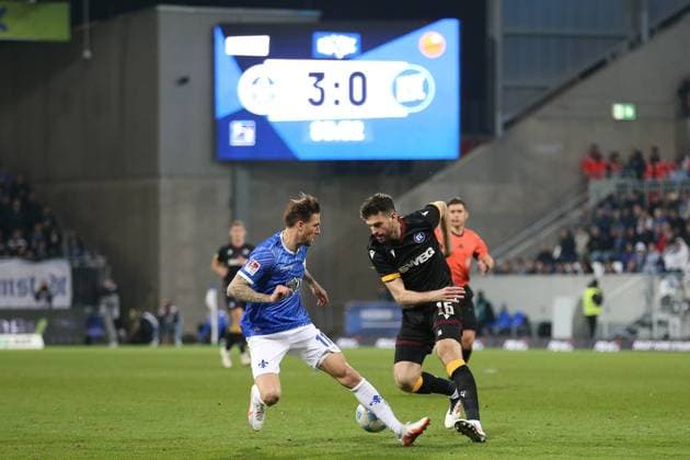 07.03.2025, xrekx, Fussball 2.Bundesliga, SV Darmstadt 98 - Karlsruher SC v.l. Tobias Kempe (SV Darmstadt 98) Luca Pfeiffer (Karlsruher SC) Zweikampf, Aktion, action, battle for the ball (DFL DFB REGULATIONS PROHIBIT ANY USE OF PHOTOGRAPHS as IMAGE SEQUENCES and or QUASI-VIDEO) Darmstadt