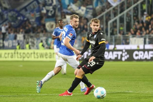 Darmstadt, Deutschland 07. März 2025: 2. Liga - 2024 2025 - SV Darmstadt 98 vs. Karlsruher SC Im Bild: v. li. im Zweikampf Marco Thiede (Darmstadt, 13), Lasse Günther Guenther (Karlsruher SC, 29), DFL regulations prohibit any use of photographs as image sequences and or quasi-video Merck-Stadion am Böllenfalltor Hessen