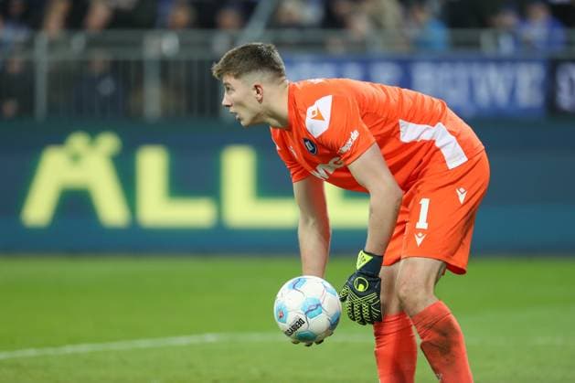 Darmstadt, Deutschland 07. März 2025: 2. Liga - 2024 2025 - SV Darmstadt 98 vs. Karlsruher SC Im Bild: Torhüter Max Weiß Weiss (Karlsruher SC, 1), DFL regulations prohibit any use of photographs as image sequences and or quasi-video Merck-Stadion am Böllenfalltor Hessen