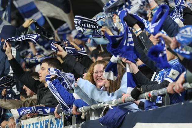 Darmstadt, Deutschland 07. März 2025: 2. Liga - 2024 2025 - SV Darmstadt 98 vs. Karlsruher SC Im Bild: die Fans von Darmstadt schwenke Fanfahnen und Fanschals in der Fankurve. DFL regulations prohibit any use of photographs as image sequences and or quasi-video Merck-Stadion am Böllenfalltor Hessen