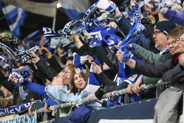 Darmstadt, Deutschland 07. März 2025: 2. Liga - 2024 2025 - SV Darmstadt 98 vs. Karlsruher SC Im Bild: die Fans von Darmstadt schwenke Fanfahnen und Fanschals in der Fankurve. DFL regulations prohibit any use of photographs as image sequences and or quasi-video Merck-Stadion am Böllenfalltor Hessen