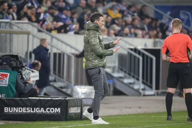 Darmstadt, Deutschland 07. März 2025: 2. Liga - 2024 2025 - SV Darmstadt 98 vs. Karlsruher SC Im Bild: Trainer Christian Eichner (Karlsruher SC), gestikuliert auf dem Spielfeld. DFL regulations prohibit any use of photographs as image sequences and or quasi-video Merck-Stadion am Böllenfalltor Hessen