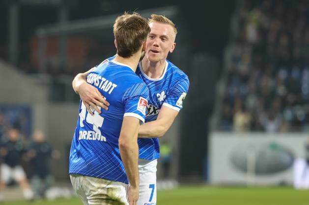 Darmstadt, Deutschland 07. März 2025: 2. Liga - 2024 2025 - SV Darmstadt 98 vs. Karlsruher SC Im Bild: v.li. Torschütze Killian Corredor (Darmstadt, 34) jubelt nach seinem Tor zum 2:0 mit Isac Lidberg (Darmstadt, 7) in der 73. Spielminute DFL regulations prohibit any use of photographs as image sequences and or quasi-video Merck-Stadion am Böllenfalltor Hessen