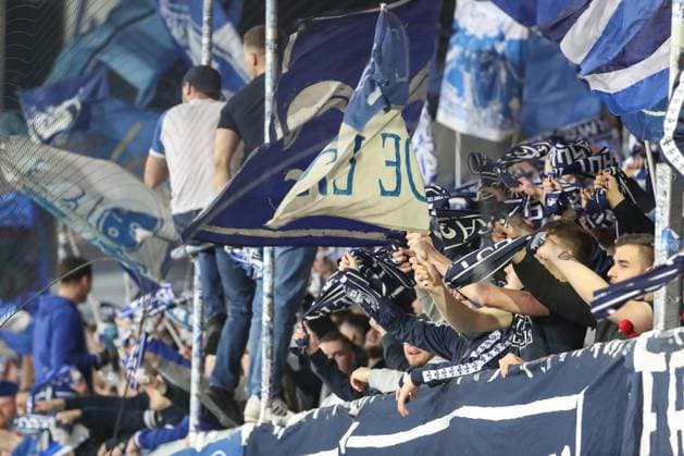 Darmstadt, Deutschland 07. März 2025: 2. Liga - 2024 2025 - SV Darmstadt 98 vs. Karlsruher SC Im Bild: die Fans von Darmstadt schwenke Fanfahnen und Fanschals in der Fankurve. DFL regulations prohibit any use of photographs as image sequences and or quasi-video Merck-Stadion am Böllenfalltor Hessen