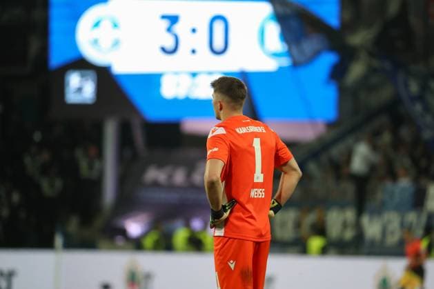 Darmstadt, Deutschland 07. März 2025: 2. Liga - 2024 2025 - SV Darmstadt 98 vs. Karlsruher SC Im Bild: Torhüter Max Weiß Weiss (Karlsruher SC, 1) mit dem Spielstand von 3:0 auf der Anzeigetafel DFL regulations prohibit any use of photographs as image sequences and or quasi-video Merck-Stadion am Böllenfalltor Hessen