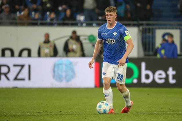Darmstadt, Deutschland 07. März 2025: 2. Liga - 2024 2025 - SV Darmstadt 98 vs. Karlsruher SC Im Bild: Clemens Riedel (Darmstadt, 38), DFL regulations prohibit any use of photographs as image sequences and or quasi-video Merck-Stadion am Böllenfalltor Hessen