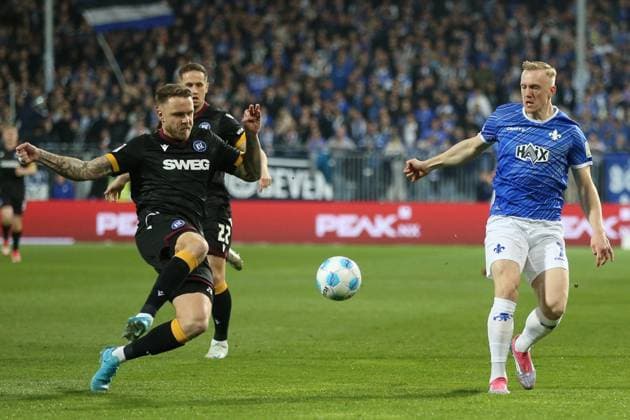 07.03.2025, xrekx, Fussball 2.Bundesliga, SV Darmstadt 98 - Karlsruher SC v.l. Marcel Franke (Karlsruher SC) Isac Lidberg (SV Darmstadt 98) Zweikampf, Aktion, action, battle for the ball (DFL DFB REGULATIONS PROHIBIT ANY USE OF PHOTOGRAPHS as IMAGE SEQUENCES and or QUASI-VIDEO) Darmstadt
