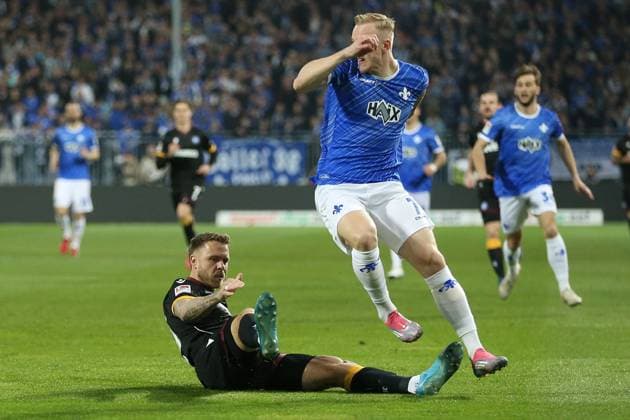 07.03.2025, xrekx, Fussball 2.Bundesliga, SV Darmstadt 98 - Karlsruher SC v.l. Marcel Franke (Karlsruher SC) Isac Lidberg (SV Darmstadt 98) Zweikampf, Aktion, action, battle for the ball (DFL DFB REGULATIONS PROHIBIT ANY USE OF PHOTOGRAPHS as IMAGE SEQUENCES and or QUASI-VIDEO) Darmstadt