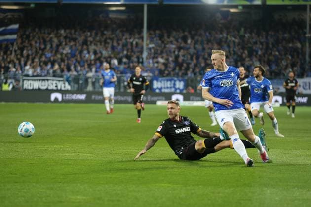 07.03.2025, xrekx, Fussball 2.Bundesliga, SV Darmstadt 98 - Karlsruher SC v.l. Marcel Franke (Karlsruher SC) Isac Lidberg (SV Darmstadt 98) Zweikampf, Aktion, action, battle for the ball (DFL DFB REGULATIONS PROHIBIT ANY USE OF PHOTOGRAPHS as IMAGE SEQUENCES and or QUASI-VIDEO) Darmstadt