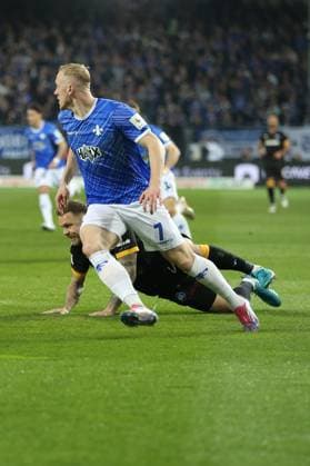 07.03.2025, xrekx, Fussball 2.Bundesliga, SV Darmstadt 98 - Karlsruher SC v.l. Marcel Franke (Karlsruher SC) Isac Lidberg (SV Darmstadt 98) Zweikampf, Aktion, action, battle for the ball (DFL DFB REGULATIONS PROHIBIT ANY USE OF PHOTOGRAPHS as IMAGE SEQUENCES and or QUASI-VIDEO) Darmstadt
