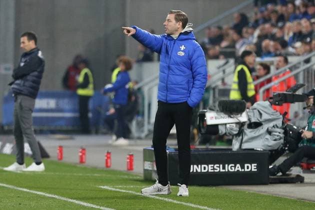 07.03.2025, xrekx, Fussball 2.Bundesliga, SV Darmstadt 98 - Karlsruher SC v.l. Trainer: Florian Kohfeldt (SV Darmstadt 98) gibt Anweisungen, gestikuliert, mit den Armen gestikulieren gives instructions, gesticulate (DFL DFB REGULATIONS PROHIBIT ANY USE OF PHOTOGRAPHS as IMAGE SEQUENCES and or QUASI-VIDEO) Darmstadt