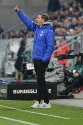 07.03.2025, xrekx, Fussball 2.Bundesliga, SV Darmstadt 98 - Karlsruher SC v.l. Trainer: Florian Kohfeldt (SV Darmstadt 98) gibt Anweisungen, gestikuliert, mit den Armen gestikulieren gives instructions, gesticulate (DFL DFB REGULATIONS PROHIBIT ANY USE OF PHOTOGRAPHS as IMAGE SEQUENCES and or QUASI-VIDEO) Darmstadt