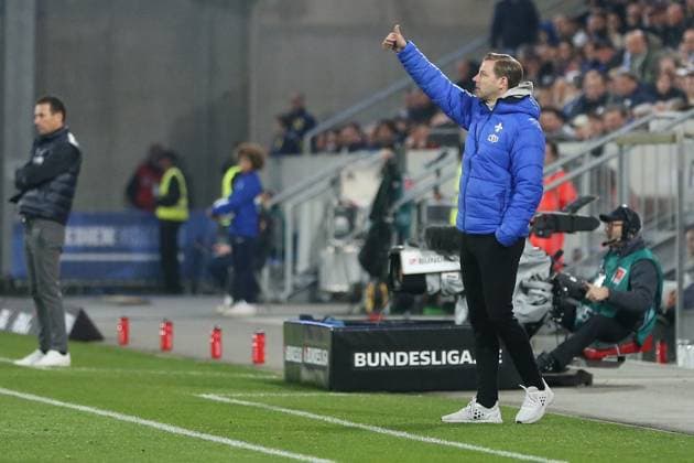 07.03.2025, xrekx, Fussball 2.Bundesliga, SV Darmstadt 98 - Karlsruher SC v.l. Trainer: Florian Kohfeldt (SV Darmstadt 98) gibt Anweisungen, gestikuliert, mit den Armen gestikulieren gives instructions, gesticulate (DFL DFB REGULATIONS PROHIBIT ANY USE OF PHOTOGRAPHS as IMAGE SEQUENCES and or QUASI-VIDEO) Darmstadt