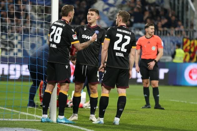 07.03.2025, xrekx, Fussball 2.Bundesliga, SV Darmstadt 98 - Karlsruher SC v.l. Marcel Franke (Karlsruher SC) Marcel Beifus (Karlsruher SC) Christoph Kobald (Karlsruher SC) gibt Anweisungen, gestikuliert, mit den Armen gestikulieren gives instructions, gesticulate (DFL DFB REGULATIONS PROHIBIT ANY USE OF PHOTOGRAPHS as IMAGE SEQUENCES and or QUASI-VIDEO) Darmstadt