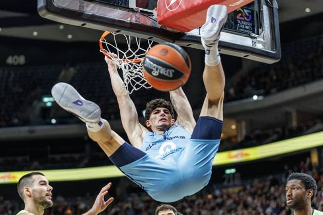 Sport Themen der Woche KW10 Sport Bilder des Tages Berlin, 20250307, Basketball: EuroLeague, Hauptrunde, 28. Spieltag, ALBA Berlin - FC Barcelona, Barca Uber Arena. Albas Gabriele Procida legt den Ball in den Korb. ALBA BERLIN - FC Barcelona *** Berlin, 20250307, Basketball EuroLeague, Main Round, Matchday 28, ALBA Berlin FC Barcelona, Uber Arena Albas Gabriele Procida puts the ball in the basket ALBA BERLIN FC Barcelona