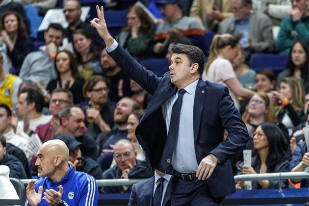 Berlin, 20250307, Basketball: EuroLeague, Hauptrunde, 28. Spieltag, ALBA Berlin - FC Barcelona, Barca Uber Arena. Headcoach Israel Gonzalez von Alba Berlin steht gestikulierend am Spielfeldrand. ALBA BERLIN - FC Barcelona