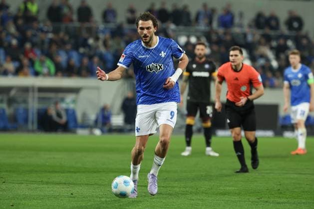 2025.03.07 xJFx 2.Bundesliga SV Darmstadt 98 - Karlsruher SC v.l., Fraser Hornby (SV Darmstadt 98) am Ball, Freisteller, Einzelbild, Ganzkörper, Aktion, Action, Spielszene (DFL DFB REGULATIONS PROHIBIT ANY USE OF PHOTOGRAPHS as IMAGE SEQUENCES and or QUASI-VIDEO)