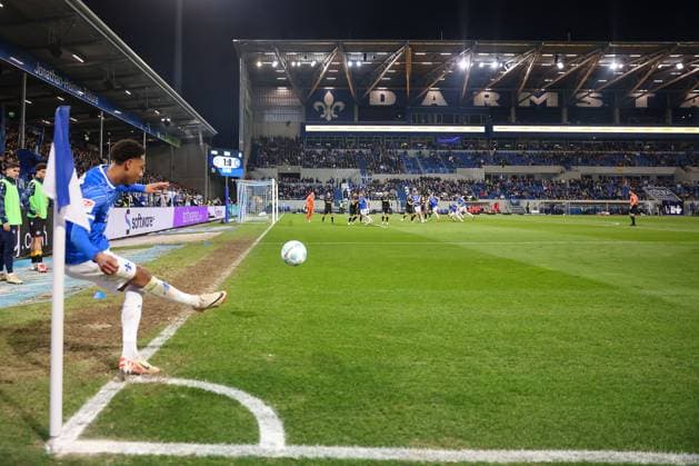 2025.03.07 xJFx 2.Bundesliga SV Darmstadt 98 - Karlsruher SC v.l., Jean Paul Boetius (SV Darmstadt 98) beim Eckball (DFL DFB REGULATIONS PROHIBIT ANY USE OF PHOTOGRAPHS as IMAGE SEQUENCES and or QUASI-VIDEO)