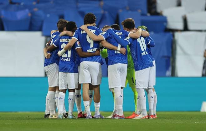 07.03.2025, xdcx, Fussball 2. Bundesliga, SV Darmstadt 98 - Karlsruher SC, emonline, emspor, despor, v.l., Mannschaftskreis vor dem Spiel DFL DFB REGULATIONS PROHIBIT ANY USE OF PHOTOGRAPHS AS IMAGE SEQUENCES AND OR QUASI-VIDEO.