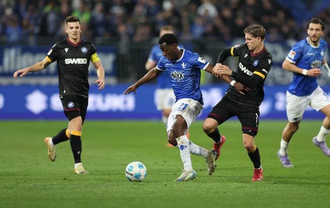 07.03.2025, xdcx, Fussball 2. Bundesliga, SV Darmstadt 98 - Karlsruher SC, emonline, emspor, despor, v.l., Merveille Papela (SV Darmstadt 98), Dzenis Burnic (Karlsruher SC) DFL DFB REGULATIONS PROHIBIT ANY USE OF PHOTOGRAPHS AS IMAGE SEQUENCES AND OR QUASI-VIDEO.