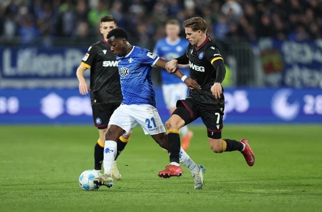 07.03.2025, xdcx, Fussball 2. Bundesliga, SV Darmstadt 98 - Karlsruher SC, emonline, emspor, despor, v.l., Merveille Papela (SV Darmstadt 98), Dzenis Burnic (Karlsruher SC) DFL DFB REGULATIONS PROHIBIT ANY USE OF PHOTOGRAPHS AS IMAGE SEQUENCES AND OR QUASI-VIDEO.