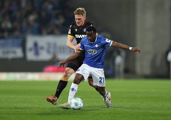 07.03.2025, xdcx, Fussball 2. Bundesliga, SV Darmstadt 98 - Karlsruher SC, emonline, emspor, despor, v.l., Mikkel Kaufmann (Karlsruher SC), Merveille Papela (SV Darmstadt 98) DFL DFB REGULATIONS PROHIBIT ANY USE OF PHOTOGRAPHS AS IMAGE SEQUENCES AND OR QUASI-VIDEO.