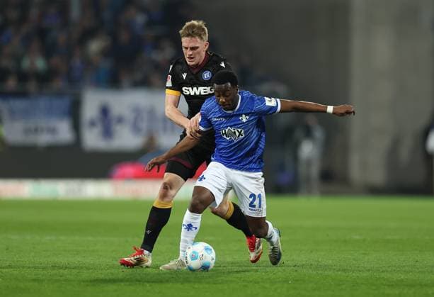 07.03.2025, xdcx, Fussball 2. Bundesliga, SV Darmstadt 98 - Karlsruher SC, emonline, emspor, despor, v.l., Mikkel Kaufmann (Karlsruher SC), Merveille Papela (SV Darmstadt 98) DFL DFB REGULATIONS PROHIBIT ANY USE OF PHOTOGRAPHS AS IMAGE SEQUENCES AND OR QUASI-VIDEO.