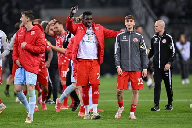 07.03.2025, Fussball, Bundesliga, 25. Spieltag Saison 2024 2025, Borussia Mönchengladbach - 1.FSV Mainz, Der FSV Mainz feiert mit den Fans den Auswärtssieg. Danny Da Costa (FSV Mainz), Nikolas Veratschnig (FSV Mainz) xRHR-FOTO TKx *** 07 03 2025, Football, Bundesliga, 25 Matchday Season 2024 2025, Borussia Mönchengladbach 1 FSV Mainz, FSV Mainz celebrates the away win with the fans Danny Da Costa FSV Mainz , Nikolas Veratschnig FSV Mainz xRHR PHOTO TKx Copyright: RHR-FOTOx RHR-FOTO TK