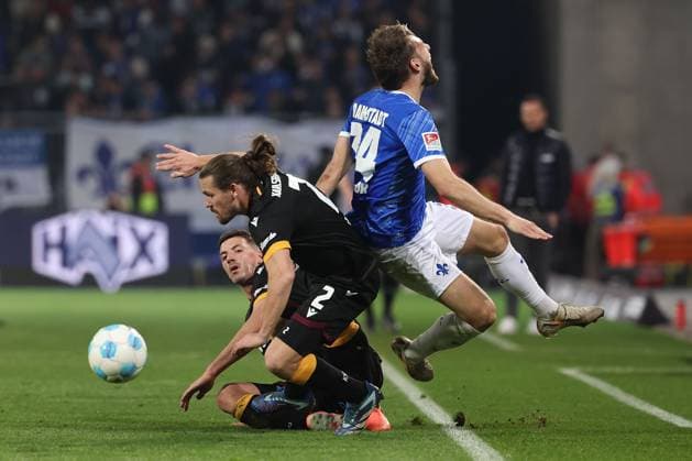 2025.03.07 xJFx 2.Bundesliga SV Darmstadt 98 - Karlsruher SC v.l., Nicolai Rapp (Karlsruher SC), Sebastian Jung (Karlsruher SC), Kilian Julian Corredor (SV Darmstadt 98) Zweikampf, Action, Aktion, Battles for the Ball (DFL DFB REGULATIONS PROHIBIT ANY USE OF PHOTOGRAPHS as IMAGE SEQUENCES and or QUASI-VIDEO)