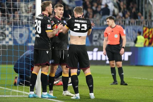 07.03.2025, xrekx, Fussball 2.Bundesliga, SV Darmstadt 98 - Karlsruher SC v.l. Marcel Franke (Karlsruher SC) Marcel Beifus (Karlsruher SC) Christoph Kobald (Karlsruher SC) gibt Anweisungen, gestikuliert, mit den Armen gestikulieren gives instructions, gesticulate (DFL DFB REGULATIONS PROHIBIT ANY USE OF PHOTOGRAPHS as IMAGE SEQUENCES and or QUASI-VIDEO) Darmstadt