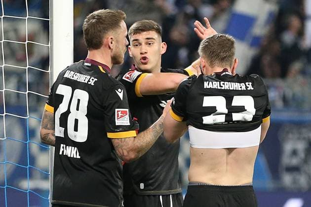 07.03.2025, xrekx, Fussball 2.Bundesliga, SV Darmstadt 98 - Karlsruher SC v.l. Marcel Franke (Karlsruher SC) Marcel Beifus (Karlsruher SC) Christoph Kobald (Karlsruher SC) gibt Anweisungen, gestikuliert, mit den Armen gestikulieren gives instructions, gesticulate (DFL DFB REGULATIONS PROHIBIT ANY USE OF PHOTOGRAPHS as IMAGE SEQUENCES and or QUASI-VIDEO) Darmstadt