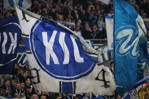 07.03.2025, xrekx, Fussball 2.Bundesliga, SV Darmstadt 98 - Karlsruher SC v.l. KSC Fans ,Stimmung, Schals, Trikot, Fahne, Banner, Ultras, Zuschauer, Besucher, Choreo, Choreografie, atmosphere, spectators, Visitors (DFL DFB REGULATIONS PROHIBIT ANY USE OF PHOTOGRAPHS as IMAGE SEQUENCES and or QUASI-VIDEO) Darmstadt