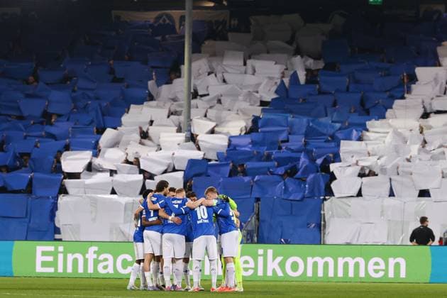 2025.03.07 xJFx 2.Bundesliga SV Darmstadt 98 - Karlsruher SC v.l., Die Mannschaft von SV Darmstadt 98 macht ein Kreis vor dem Spiel, Zusammenhalt, Motivation, Teamgeist (DFL DFB REGULATIONS PROHIBIT ANY USE OF PHOTOGRAPHS as IMAGE SEQUENCES and or QUASI-VIDEO)
