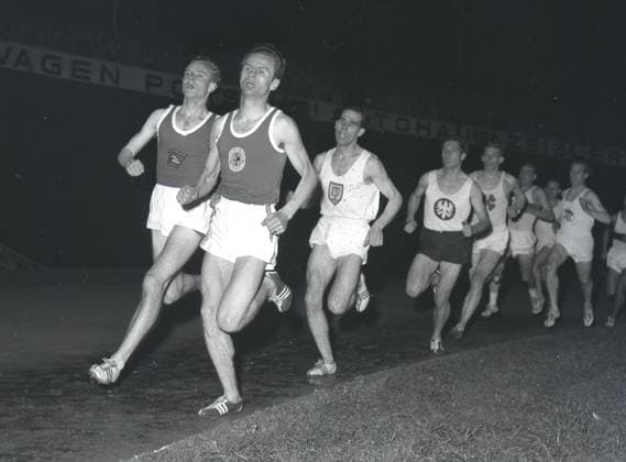 Archivbilder der Woche SPORT KW10 Leichtathletik internationales Abend Sportfest in Wuppertal 06.10.1956 1500m-Lauf : ganz links Paul Walter Klaus Richtzenhain (Sportvereinigung Lokomotive Leipzig) *** Athletics international evening sports festival in Wuppertal 06 10 1956 1500m run far left Paul Walter Klaus Richtzenhain Sportvereinigung Lokomotive Leipzig HM