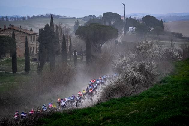 Bilder des Jahres 2025, Sport 03 März Sport Themen der Woche KW10 Sport Bilder des Tages The pack of riders pictured in action during the men elite Strade Bianche one day cycling race, 213km from and to Siena, Italy on Saturday 08 March 2025. DIRKxWAEM  x114493297x