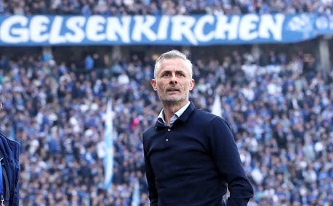 Trainer Kees van Wonderen, dahinter der volle Gästefanblock Fußball Fussball DFL 2.Bundesliga Herren 25. Spieltag Saison 2024 2025 08.03.2025 Hertha BSC Berlin vs. FC Schalke 04 S04 DFL regulations prohibit any use of photographs as image sequences and or quasi-video