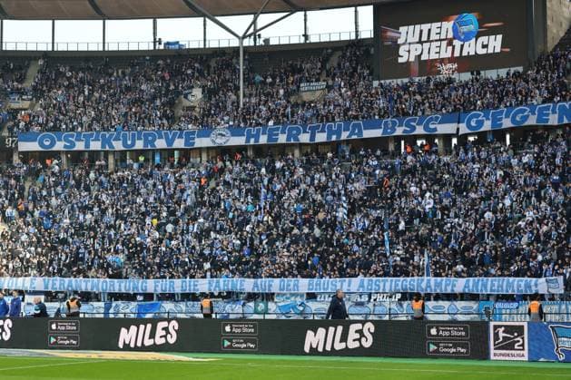 2. Fußball Bundesliga, Hertha BSC - Schalke 04 Coreo, Fanchoreografie. Hertha Fans zeigen Transparent Banner Volle Verantwortung für die Fahne auf der Brust! Abspiegskampf annehmen! , während der Begegnung in der 2. Fußball Bundesliga, Hertha BSC - Schalke 04 in Berlin, Olympiastadion, am 08.03.2025. DFB regulations prohibit any use of photographs as image sequences and or quasi video.