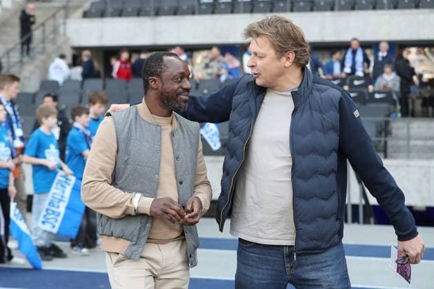 08.03.2025, xtgx, Fussball 2. Bundesliga, Hertha BSC Berlin - FC Schalke 04 emspor, v.l. Ben Manga (Schalke, Direktor Profifussball), Youri Mulder (Schalke) (DFL DFB REGULATIONS PROHIBIT ANY USE OF PHOTOGRAPHS as IMAGE SEQUENCES and or QUASI-VIDEO) Berlin