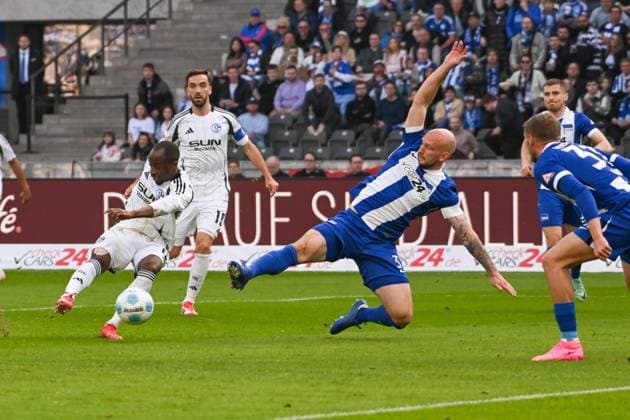 Fussball 2.Bundesliga, Hertha BSC Berlin - FC Schalke 04 08.03.2025, xdanx, Fussball 2.Bundesliga, Hertha BSC Berlin - FC Schalke 04 v.l. Christopher Antwi-Adjej,Toni Leistner (Hertha BSC 37),Zweikampf, Duell, Kampf, tackle (DFL DFB REGULATIONS PROHIBIT ANY USE OF PHOTOGRAPHS as IMAGE SEQUENCES and or QUASI-VIDEO) Daniel Lakomski Mix1 Berlin Olympiastadion Berlin Deutschland (DEU)