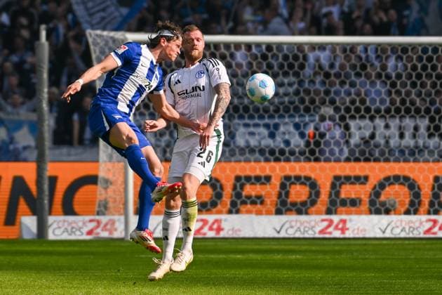 Fussball 2.Bundesliga, Hertha BSC Berlin - FC Schalke 04 08.03.2025, xdanx, Fussball 2.Bundesliga, Hertha BSC Berlin - FC Schalke 04 v.l. Fabian Reese (Hertha BSC 11),Tomas Kalas (FC Schalke 04 26), Zweikampf, Duell, Kampf, tackle (DFL DFB REGULATIONS PROHIBIT ANY USE OF PHOTOGRAPHS as IMAGE SEQUENCES and or QUASI-VIDEO) Daniel Lakomski Mix1 Berlin Olympiastadion Berlin Deutschland (DEU)